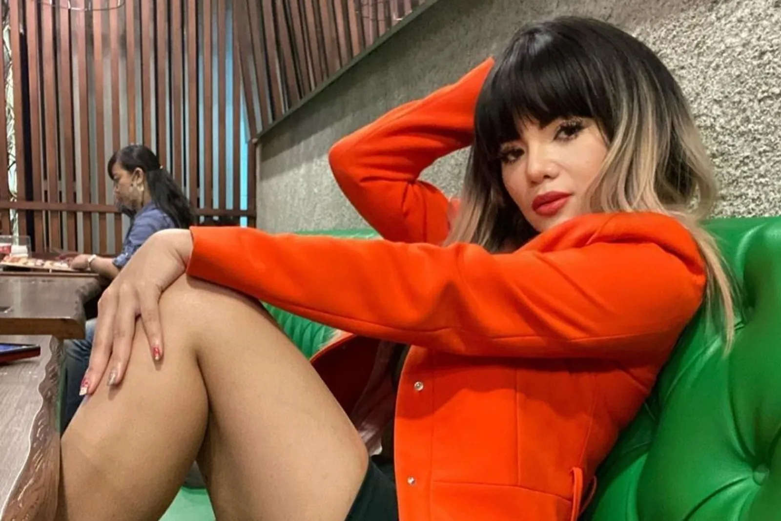 9 Potret Dinar Candy, DJ Seksi yang Kerap Tampil Menonjol 