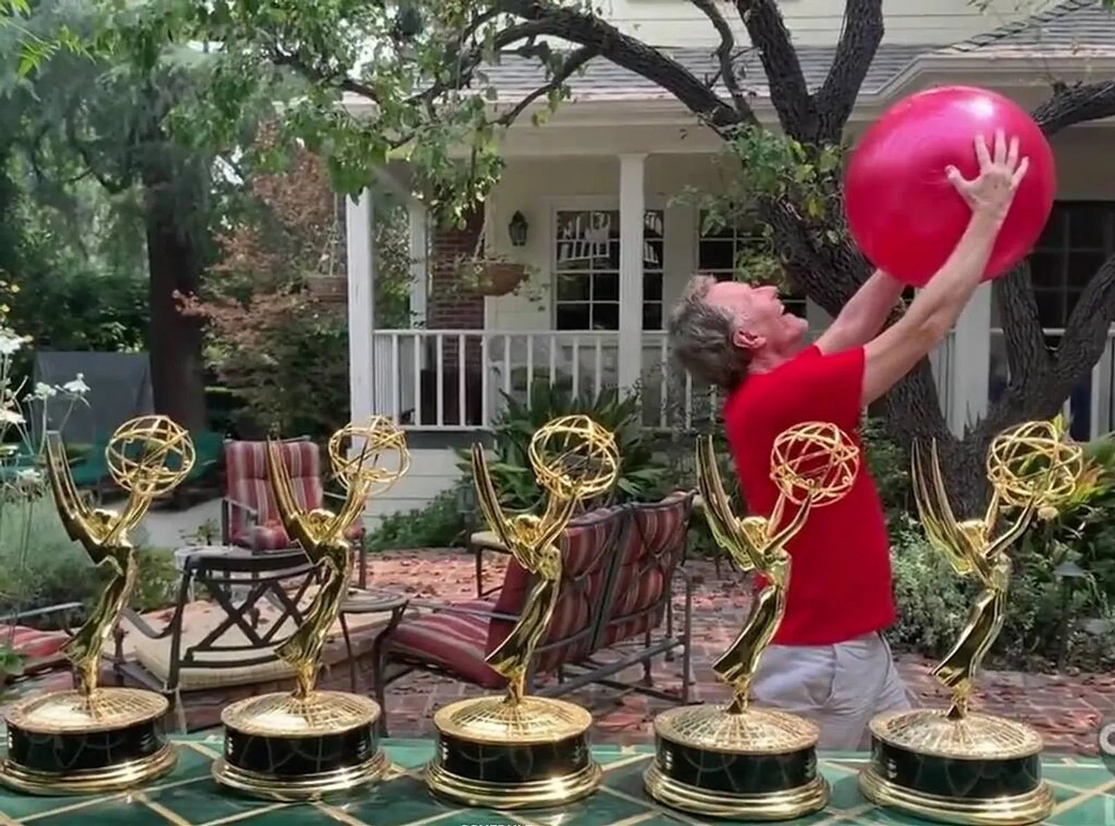 Ini 7 Momen Lucu di Emmy Awards 2020