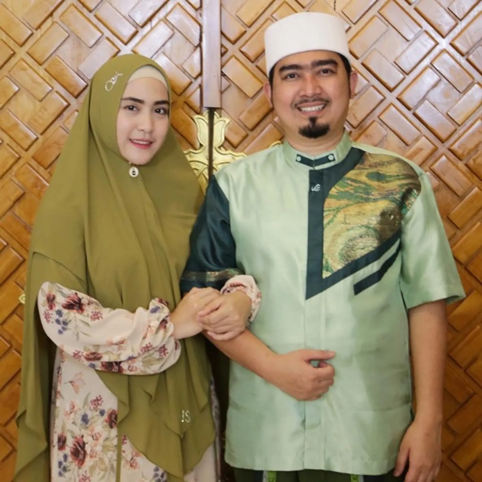 9 Potret Manis Keluarga Ustaz Solmed & April Jasmine, Panutan Netizen!