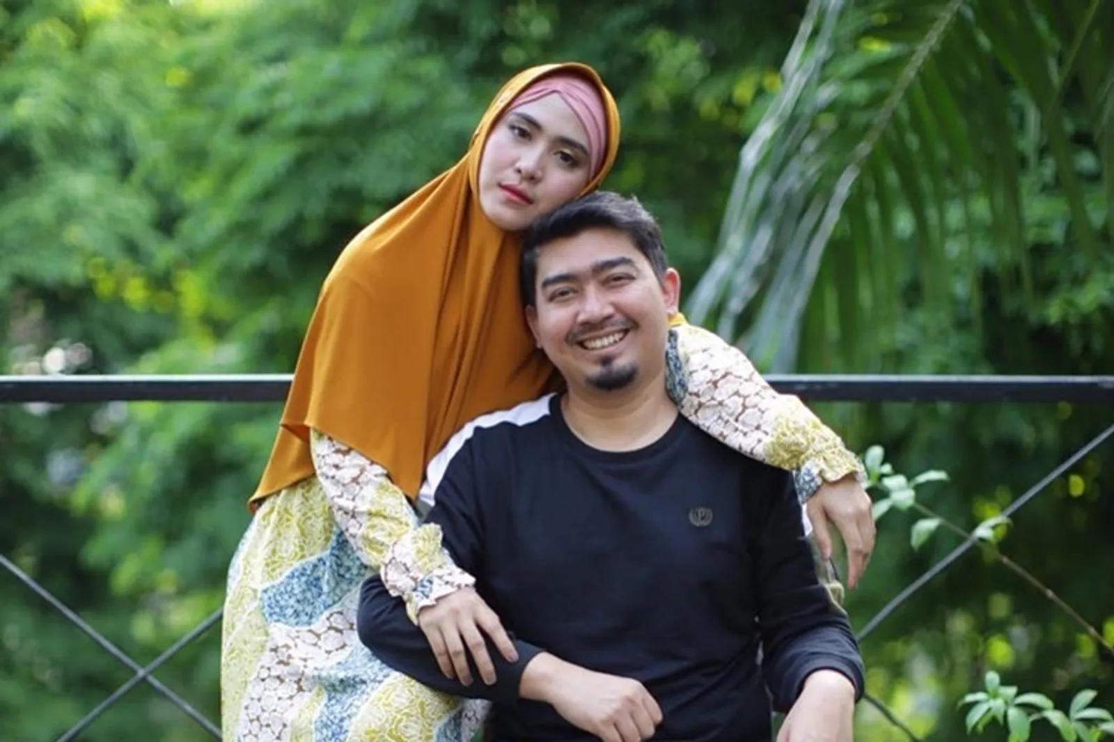 9 Potret Manis Keluarga Ustaz Solmed & April Jasmine, Panutan Netizen!