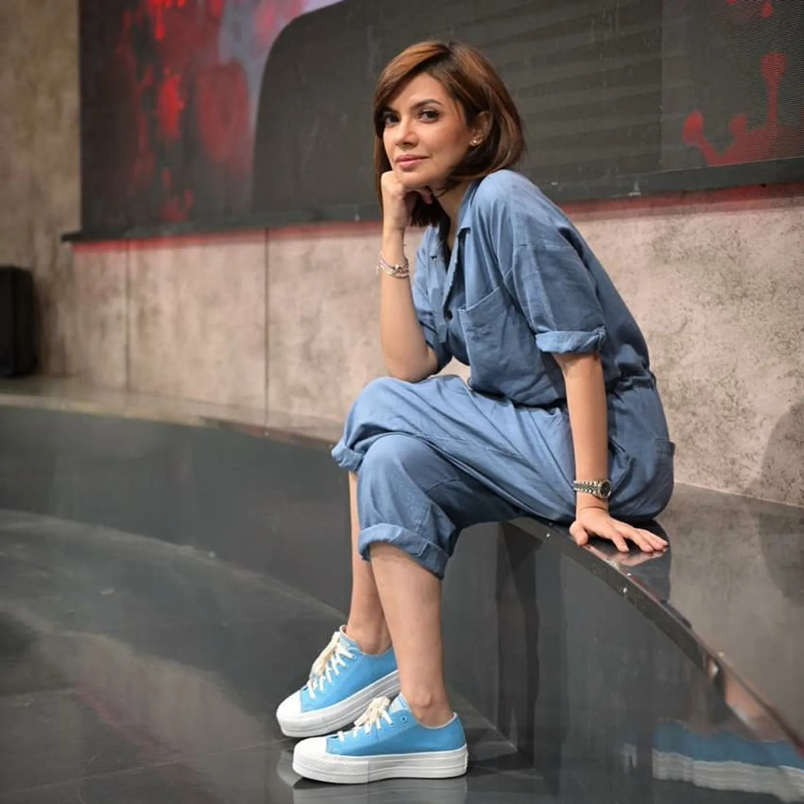 12 Gaya Andalan Najwa Shihab Dengan Sneakers-nya