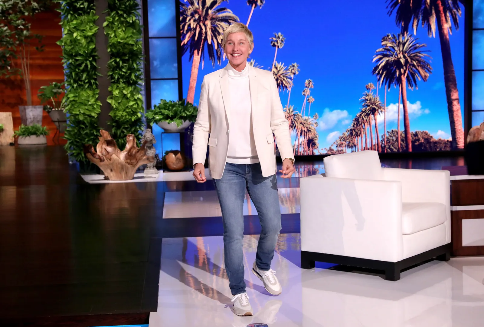 Setelah Bungkam Soal Isu Negatif Dirinya, Ellen DeGeneres Minta Maaf