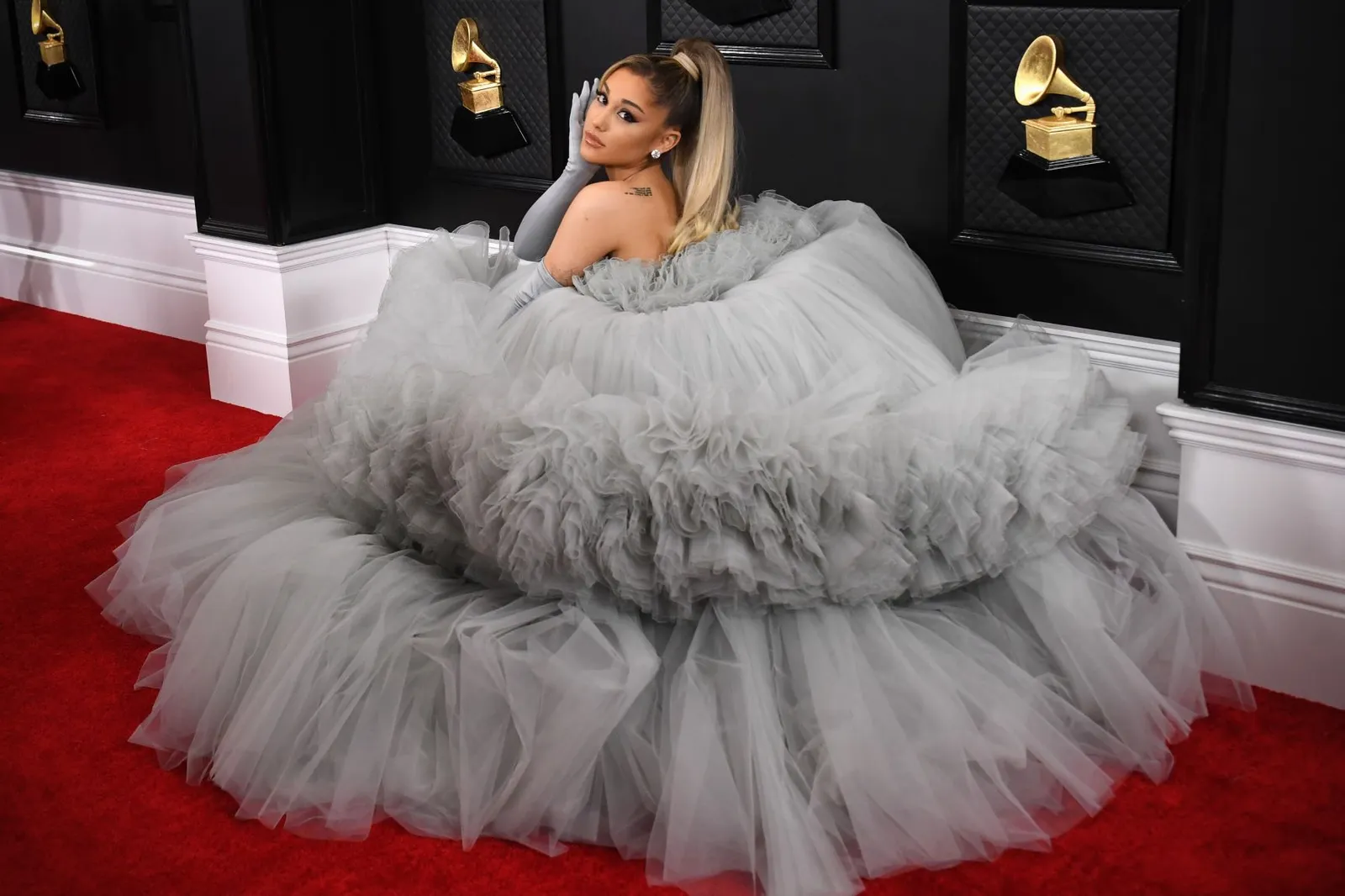 Transformasi Gaya Ariana Grande Penyanyi Imut yang Makin Glamor