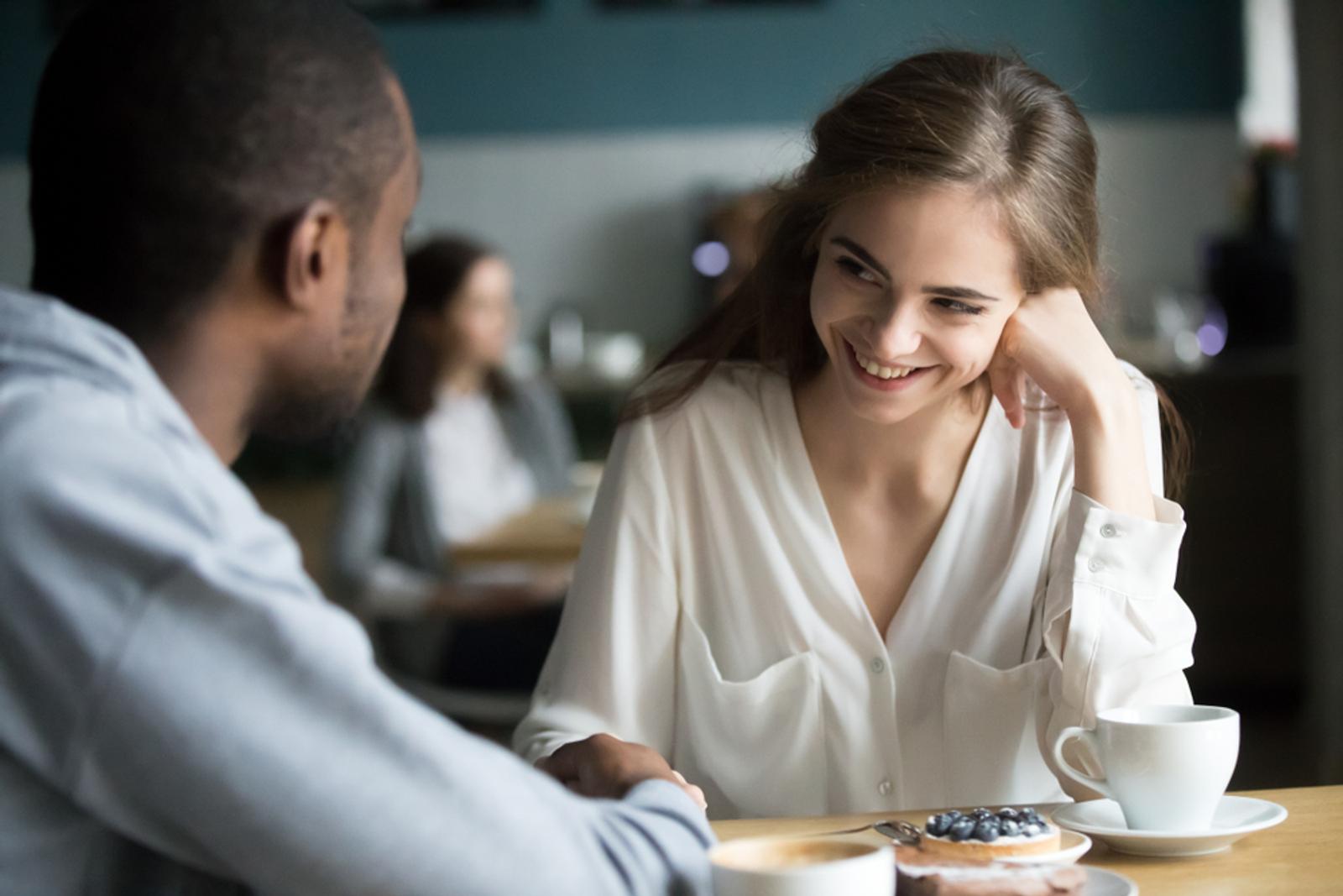7 Tips Ajak Ngobrol Crush yang Pemalu, Supaya Obrolan Jadi Asik!