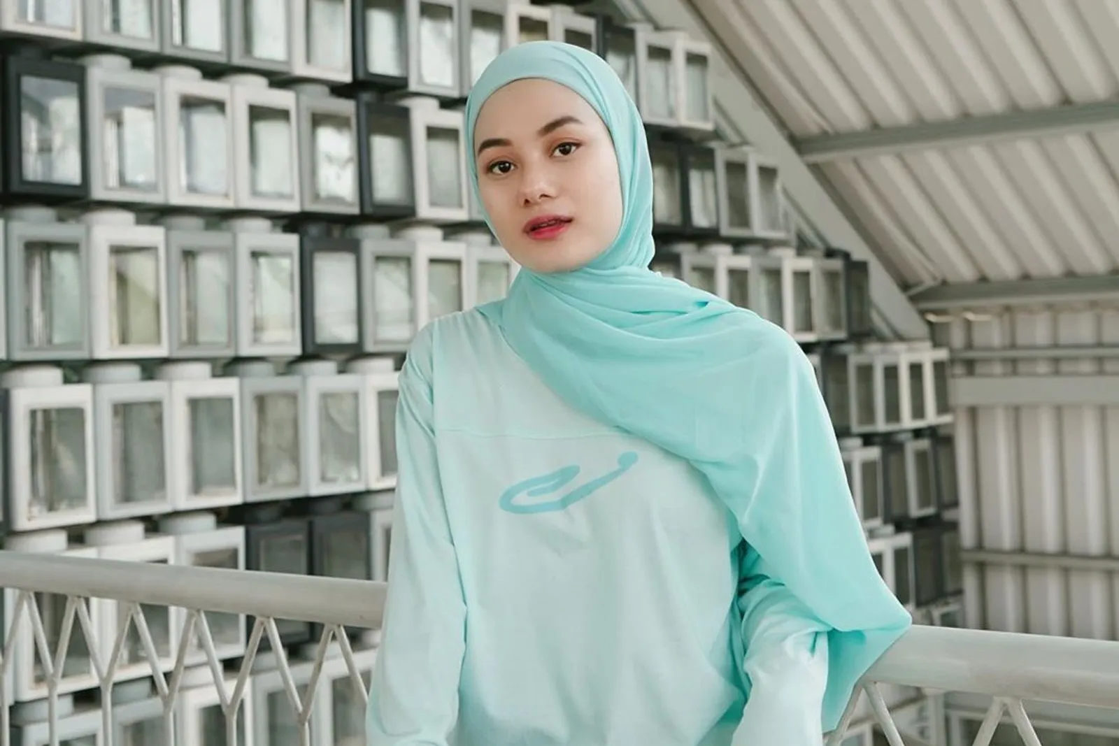 Gaya Hijab Sehari-hari a La Dinda Hauw yang Bisa Kamu Tiru