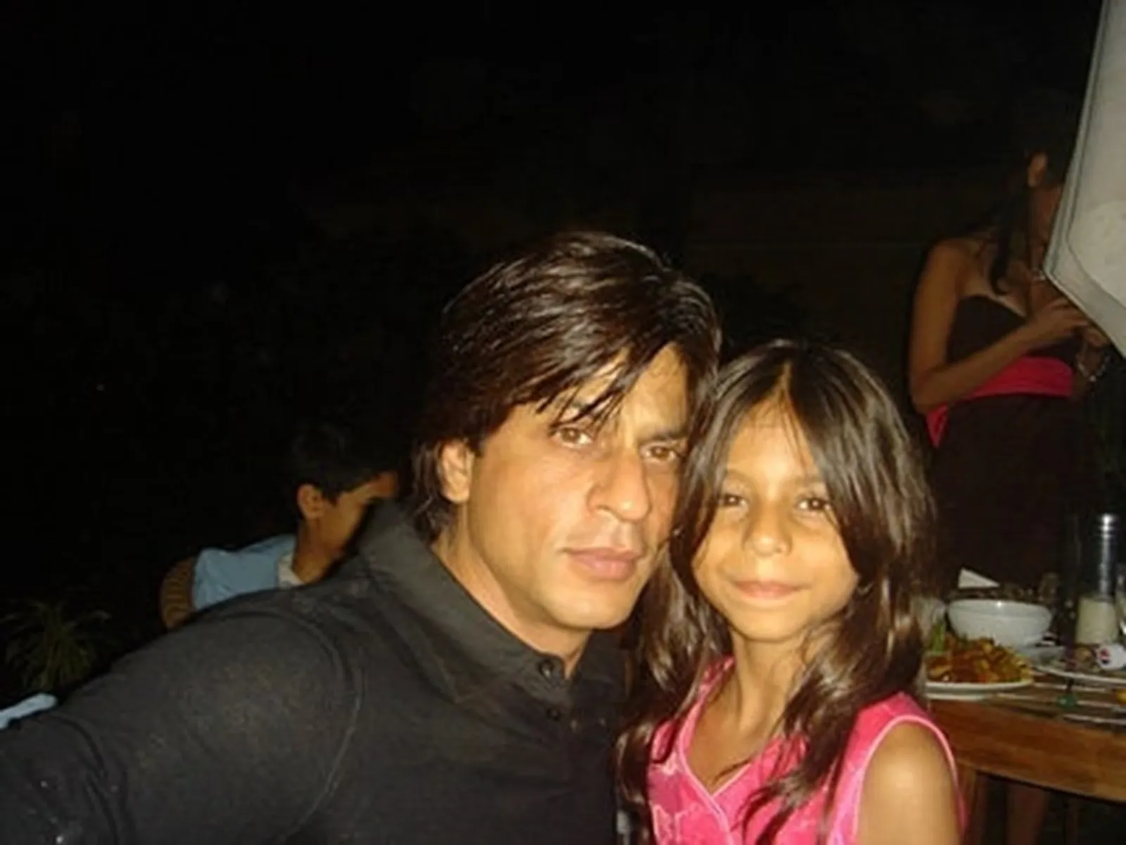 Ayah Penyayang, Intip 9 Potret Kedekatan Shah Rukh Khan dan Putrinya
