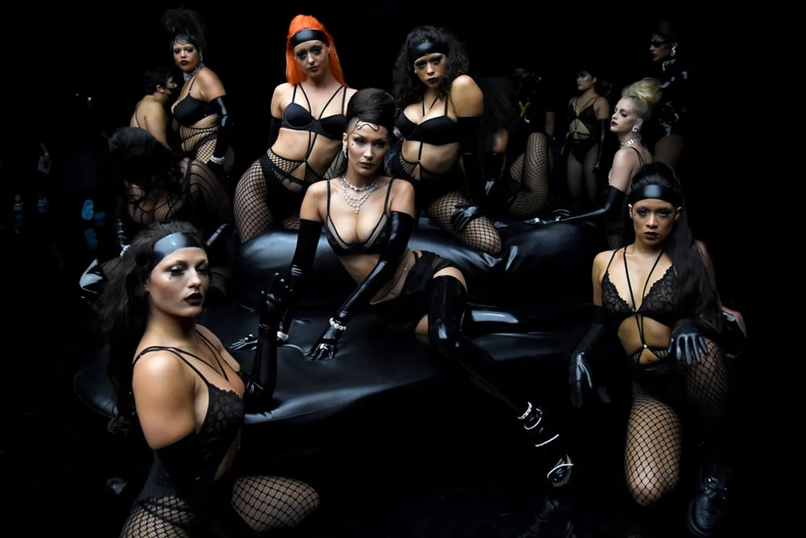 WOW! Para Artis Ini Semi Telanjang untuk Show Pakaian Dalam Rihanna