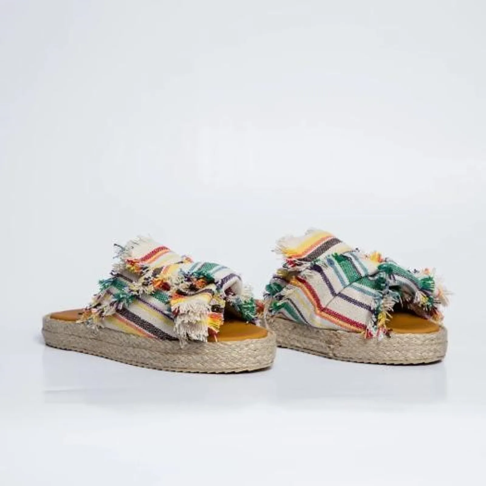 #PopbelaOOTD: Khas Musim Panas, Ini Kumpulan Sepatu Sandal Espadrilles