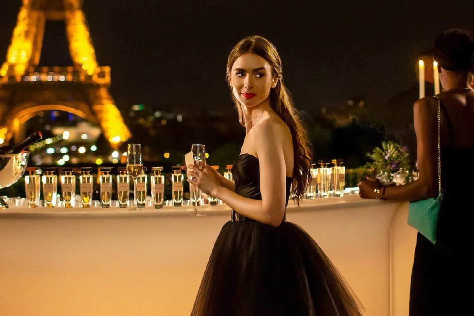 Menilik Kembali Gaya Rambut Lily Collins di Serial 'Emily in Paris'