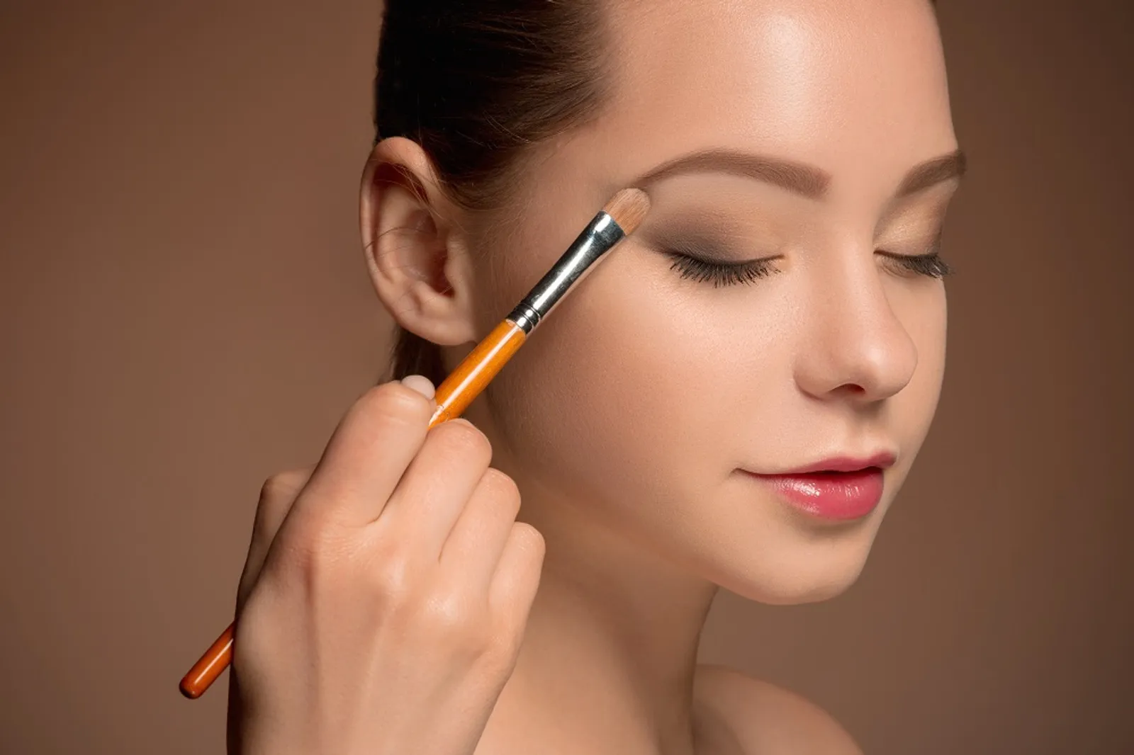 Meski dari Rumah, Ini 5 Trik Makeup Sederhana Saat Kuliah Virtual