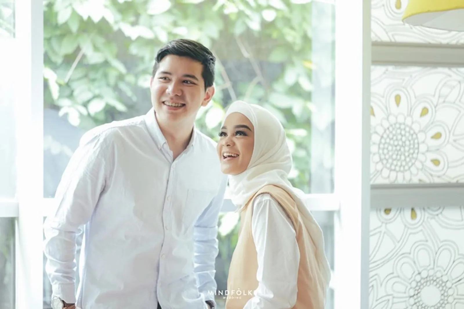 9 Inspirasi Gaya Foto Pre-Wedding Hijab dari Seleb Indonesia