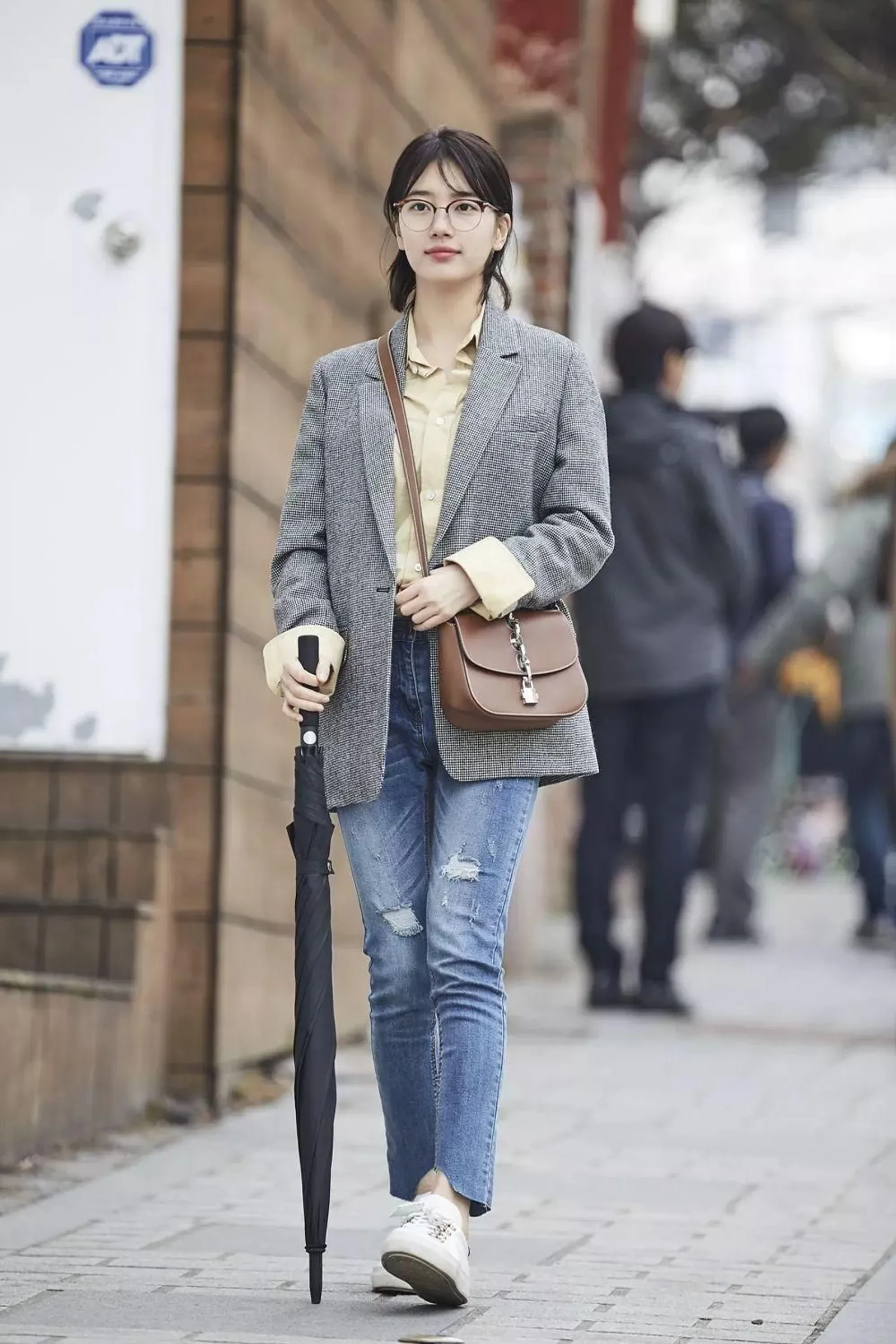 Tips Mengenakan Blazer Seperti Wanita Korea