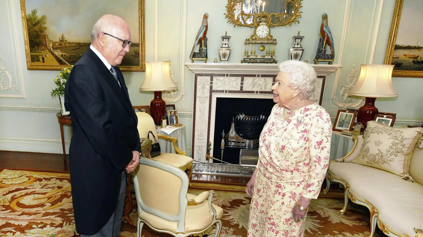 5 Kode Rahasia yang Disampaikan Ratu Elizabeth Lewat Tas Tangannya