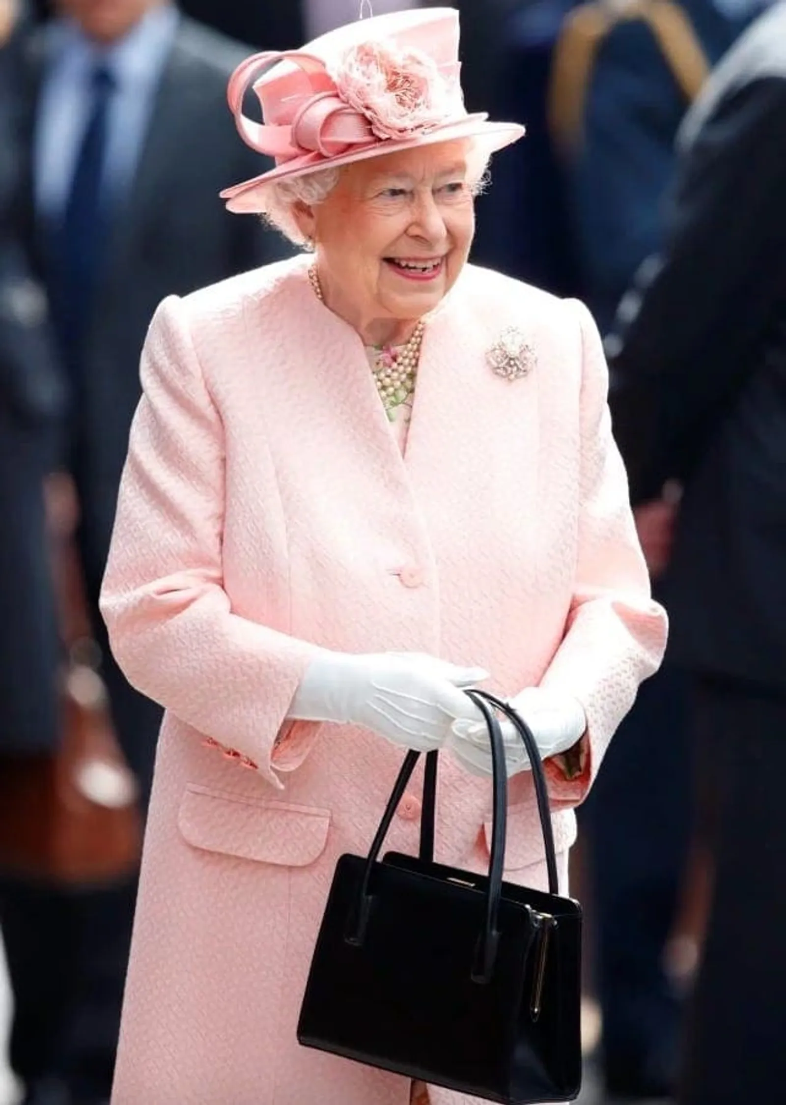 5 Kode Rahasia yang Disampaikan Ratu Elizabeth Lewat Tas Tangannya