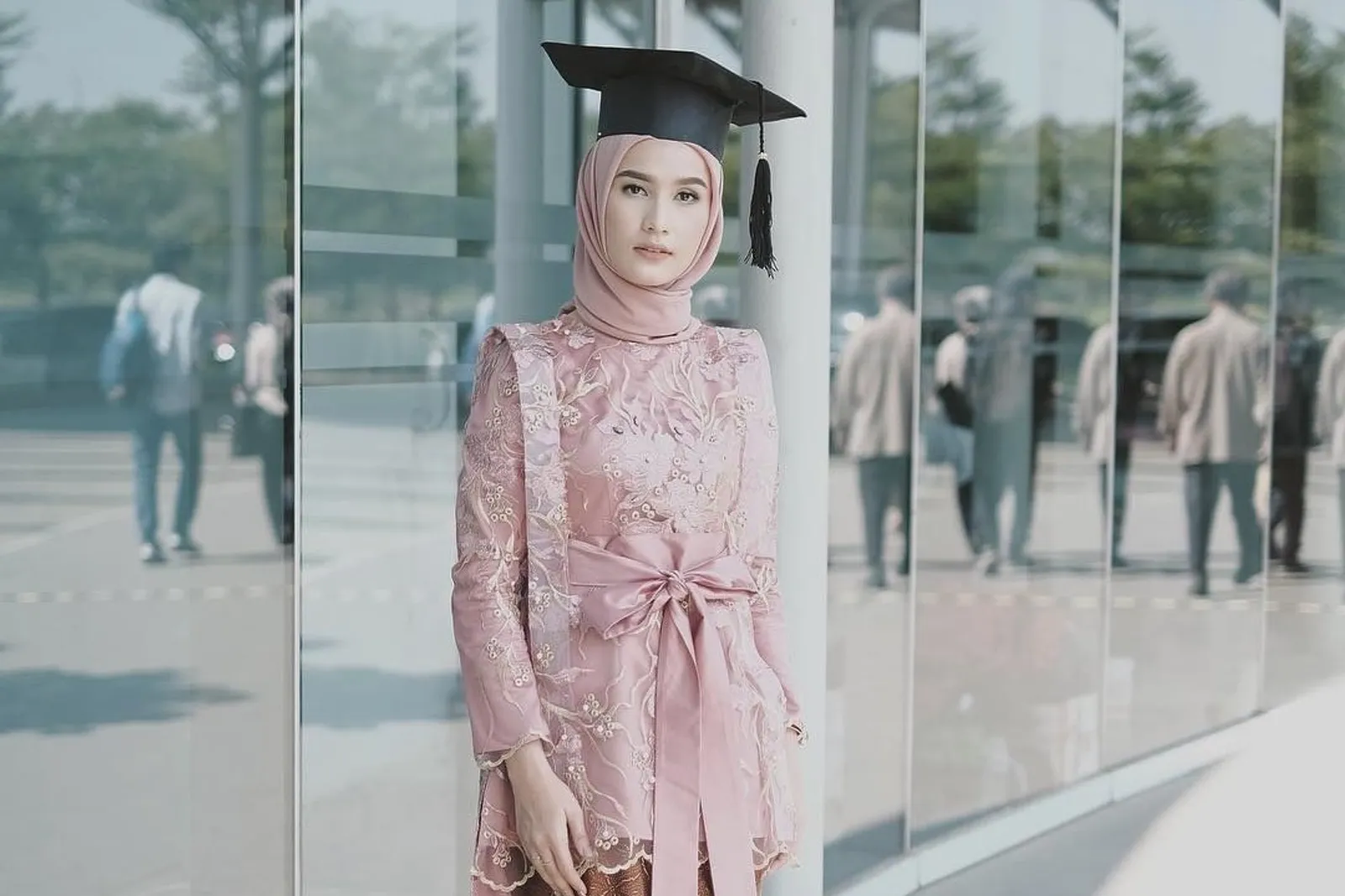 Inspirasi Model Kebaya Wisuda Hijab a La Selebgram Indonesia