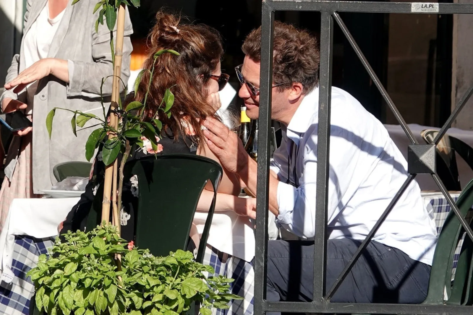 Bukan Chris Evans, Lily James Kepergok Ciuman dengan Pria Beristri