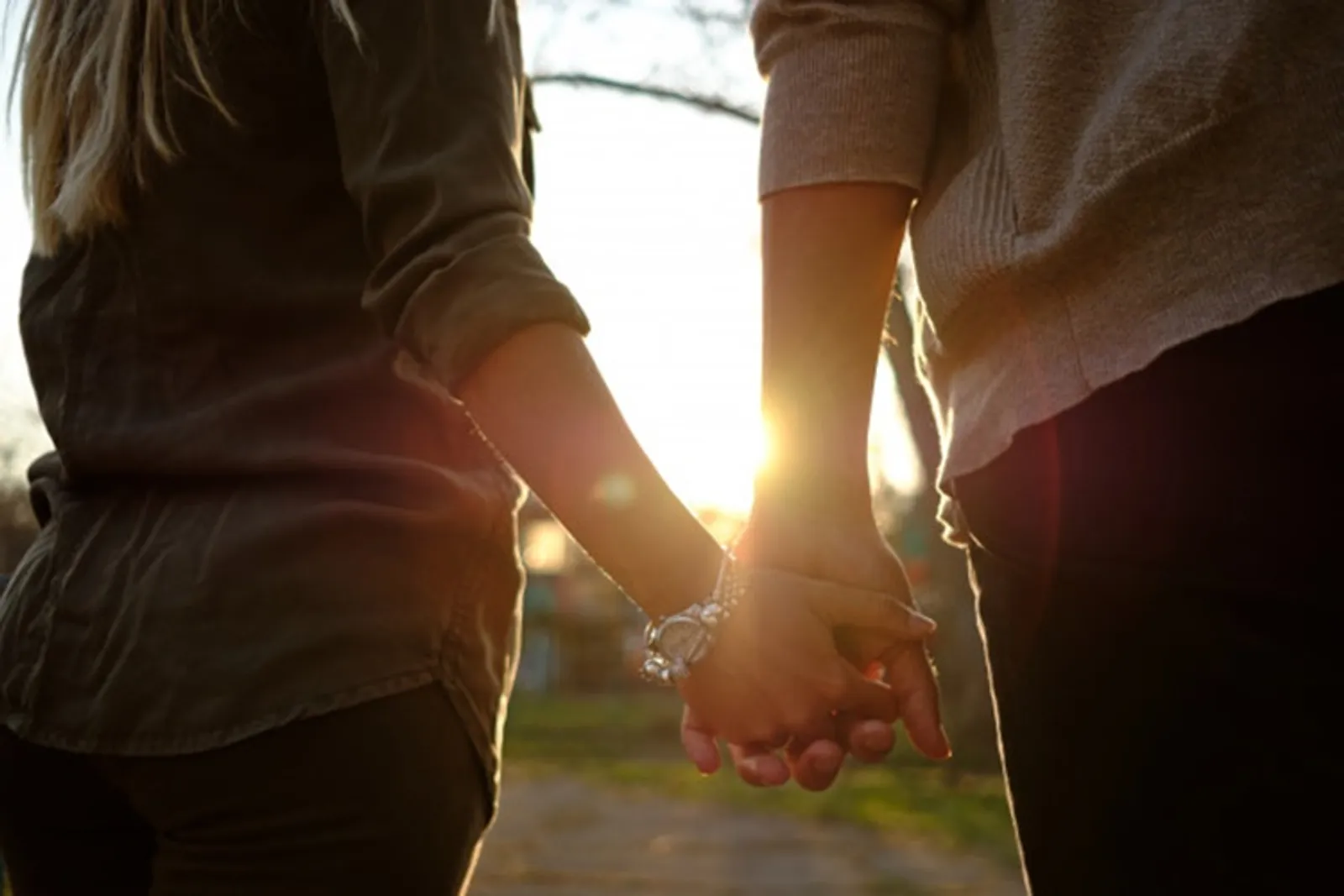 10 Puisi Cinta LDR untuk Mengobati Rindu Pada Pasangan