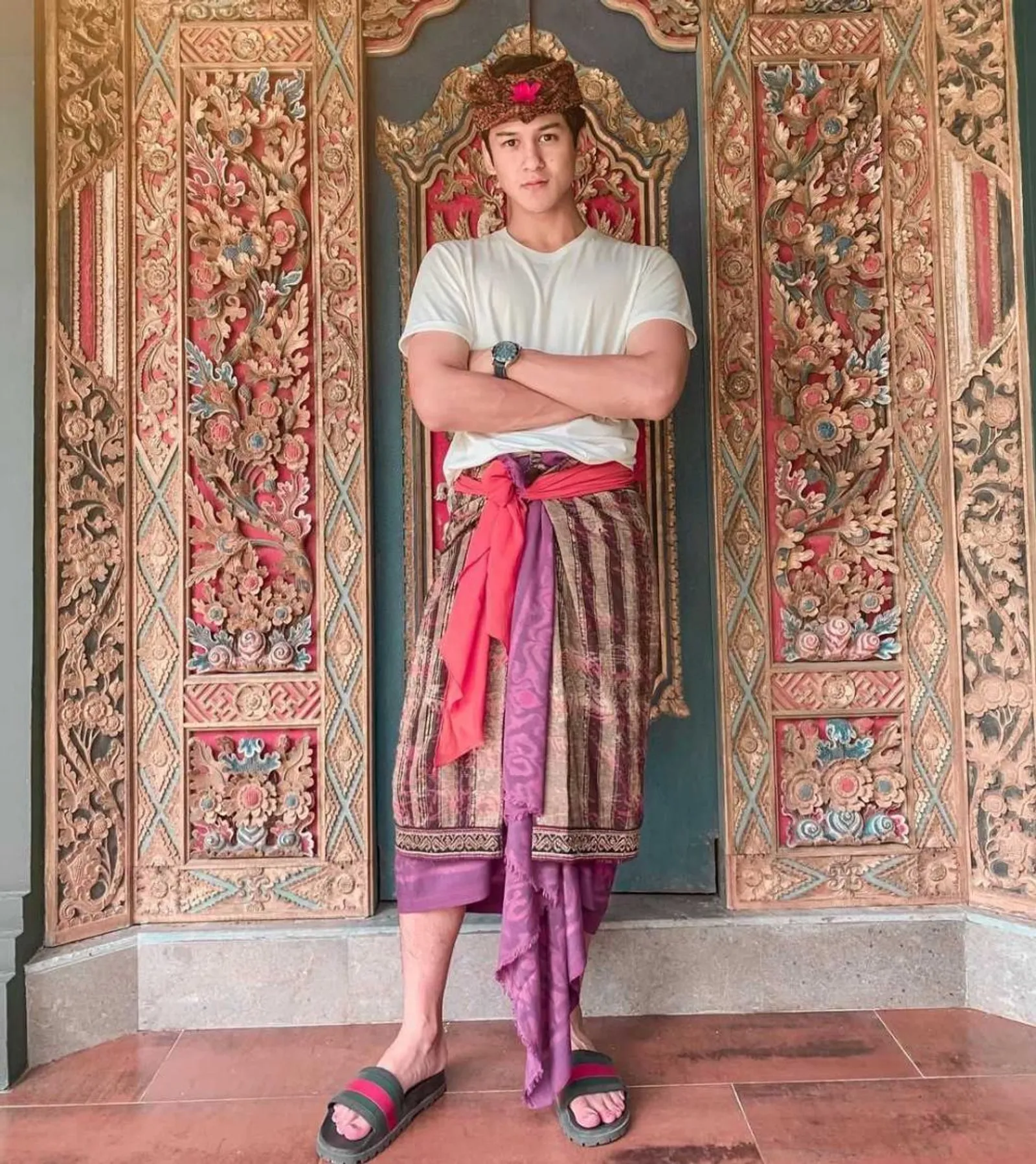 10 Potret Antonio Blanco dengan Busana Bali, Sosok yang Rajin Ibadah!
