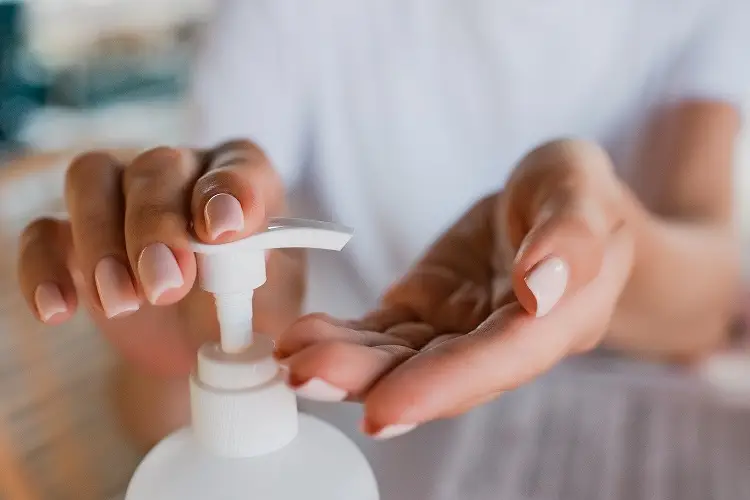 8 Tanda Hand Sanitizer yang Kamu Gunakan Tidak Efektif