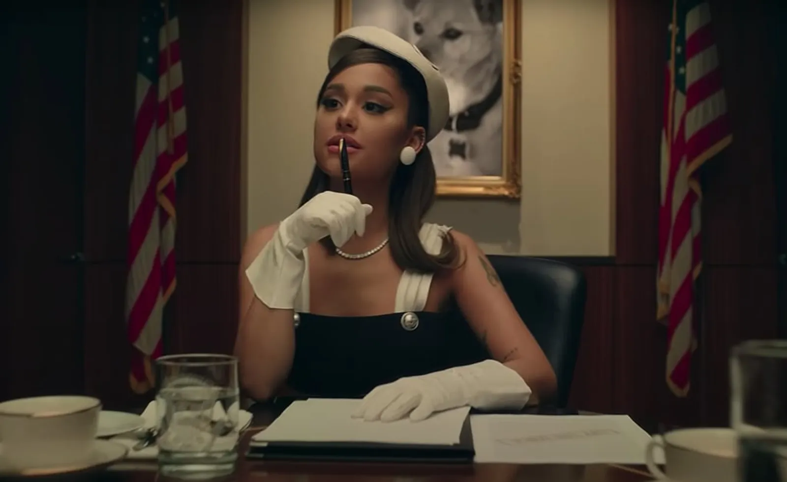 Gaya Seksi Ariana Grande jadi Presiden di Video Klip Positions
