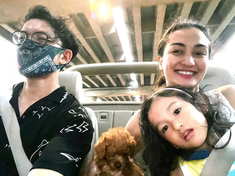 Family Goals! Intip 10 Potret Harmonis Rio Dewanto dan Keluarga