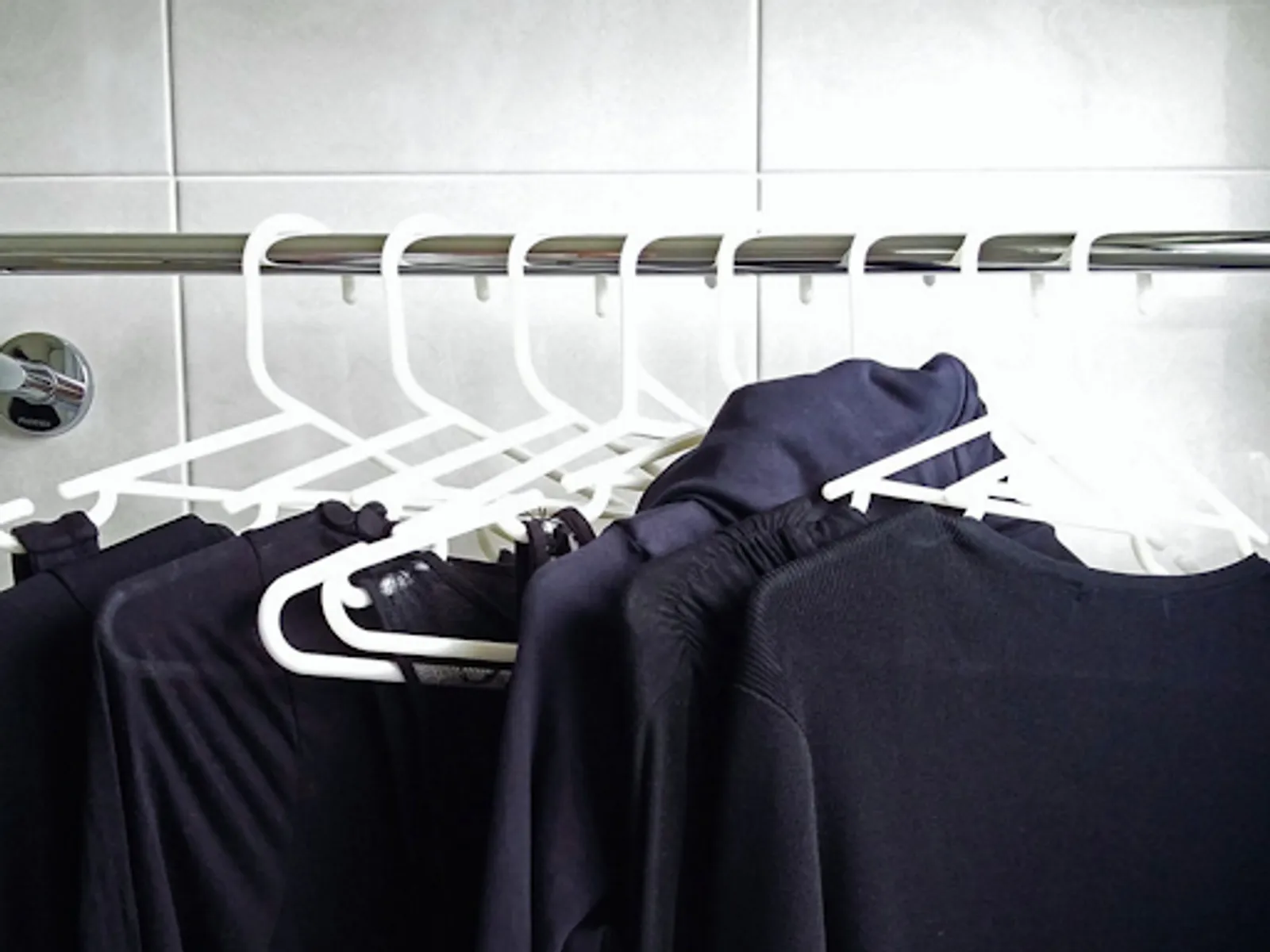 Tips Mencuci Pakaian Hitam Supaya Tetap Hitam Pekat