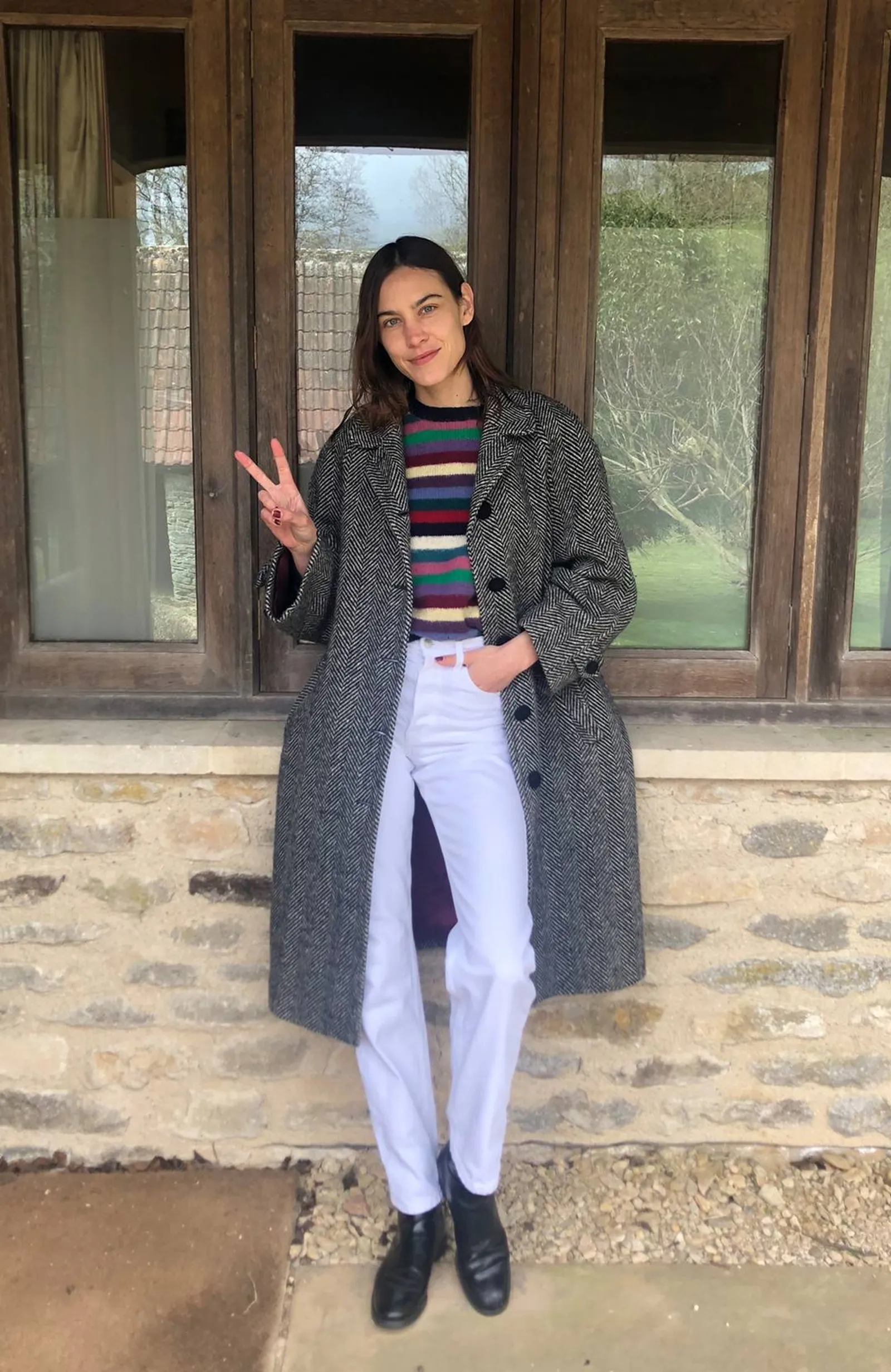 Tiru Gaya Alexa Chung Mix & Match Sweater untuk Sehari-hari