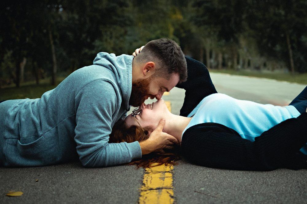 Hati-Hati, Ini 10 Tanda kalau Pacarmu Terlalu Clingy