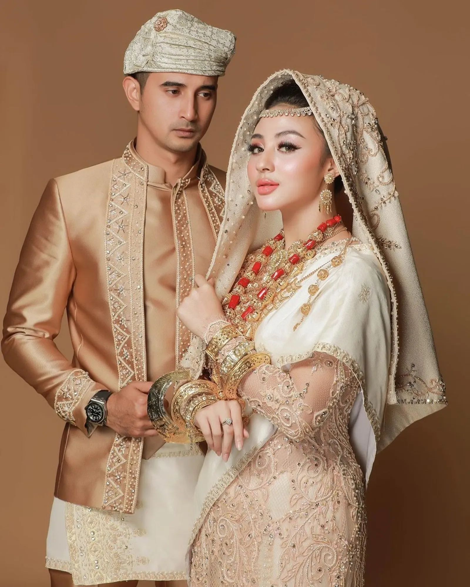 10 Foto Pre-Wedding Ali Syakieb & Margin, dari Gaya Klasik Hingga Adat