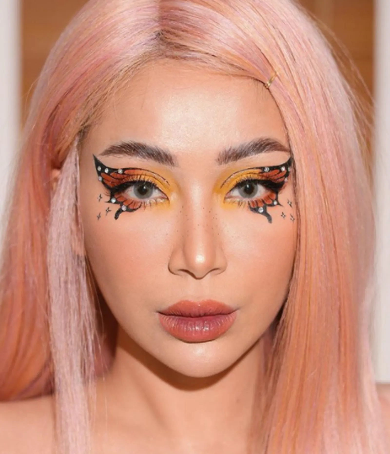 5 Inspirasi Makeup Irma Farez yang Bisa Kamu Ikuti