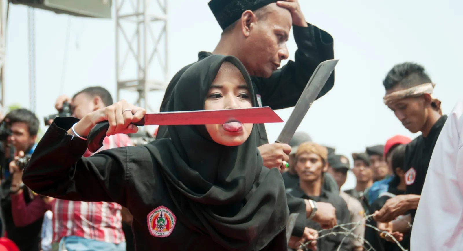 7 Tradisi Indonesia Paling Ekstrem, Bikin Ngilu Lihatnya!