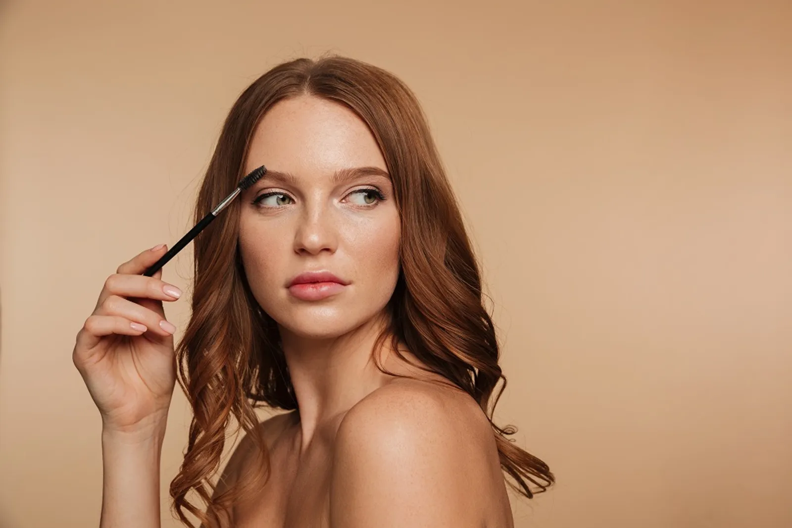 5 Beauty Hacks Makeup Agar Tampak Lebih Muda