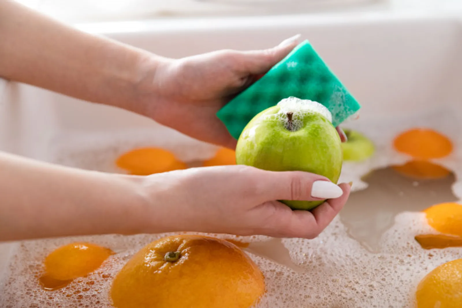 Kamu Harus Mencuci Apel Sebelum Dimakan, Ini Cara yang Benar
