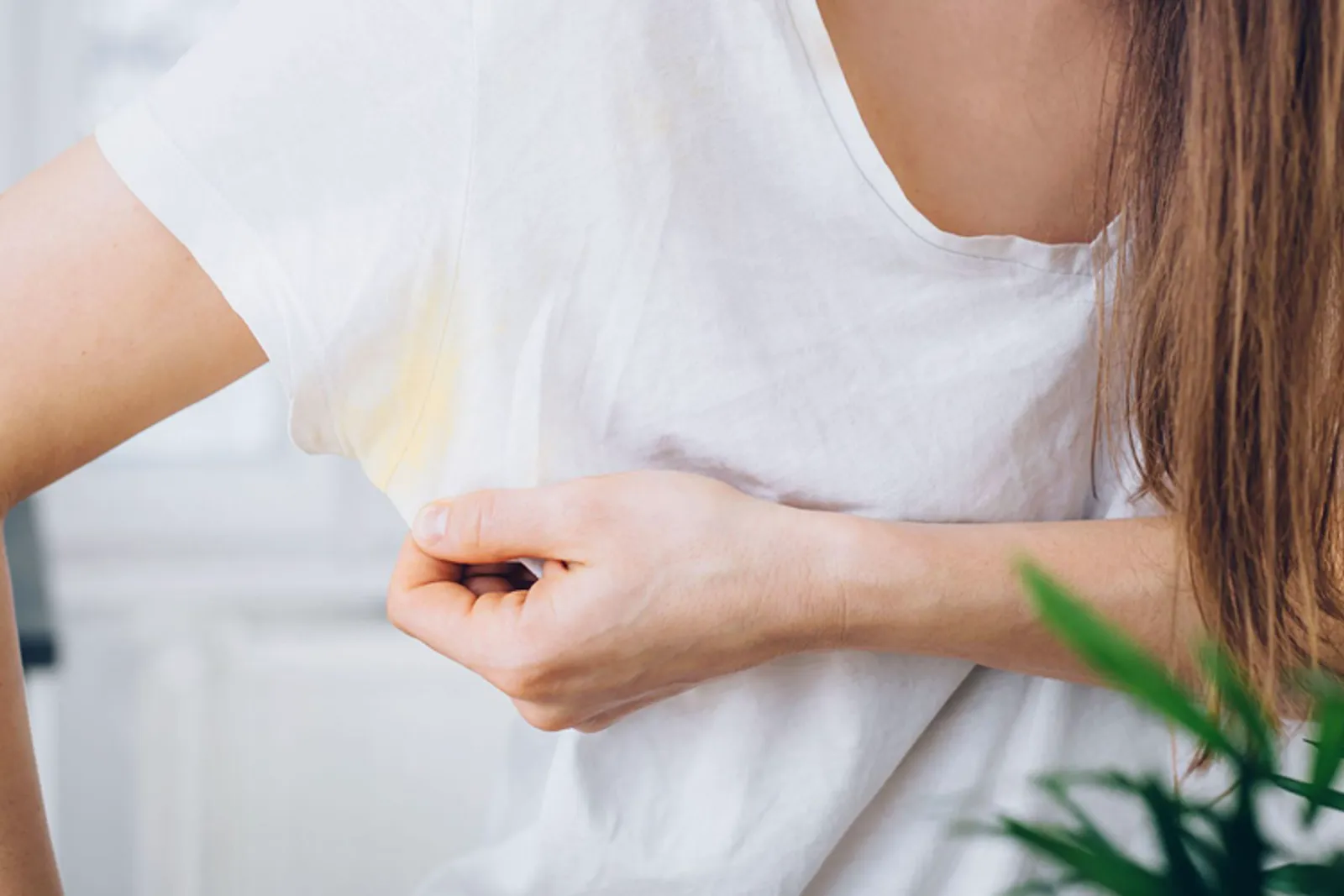Baju Tetap Bersih, Ini Cara Menghilangkan Bekas Deodoran