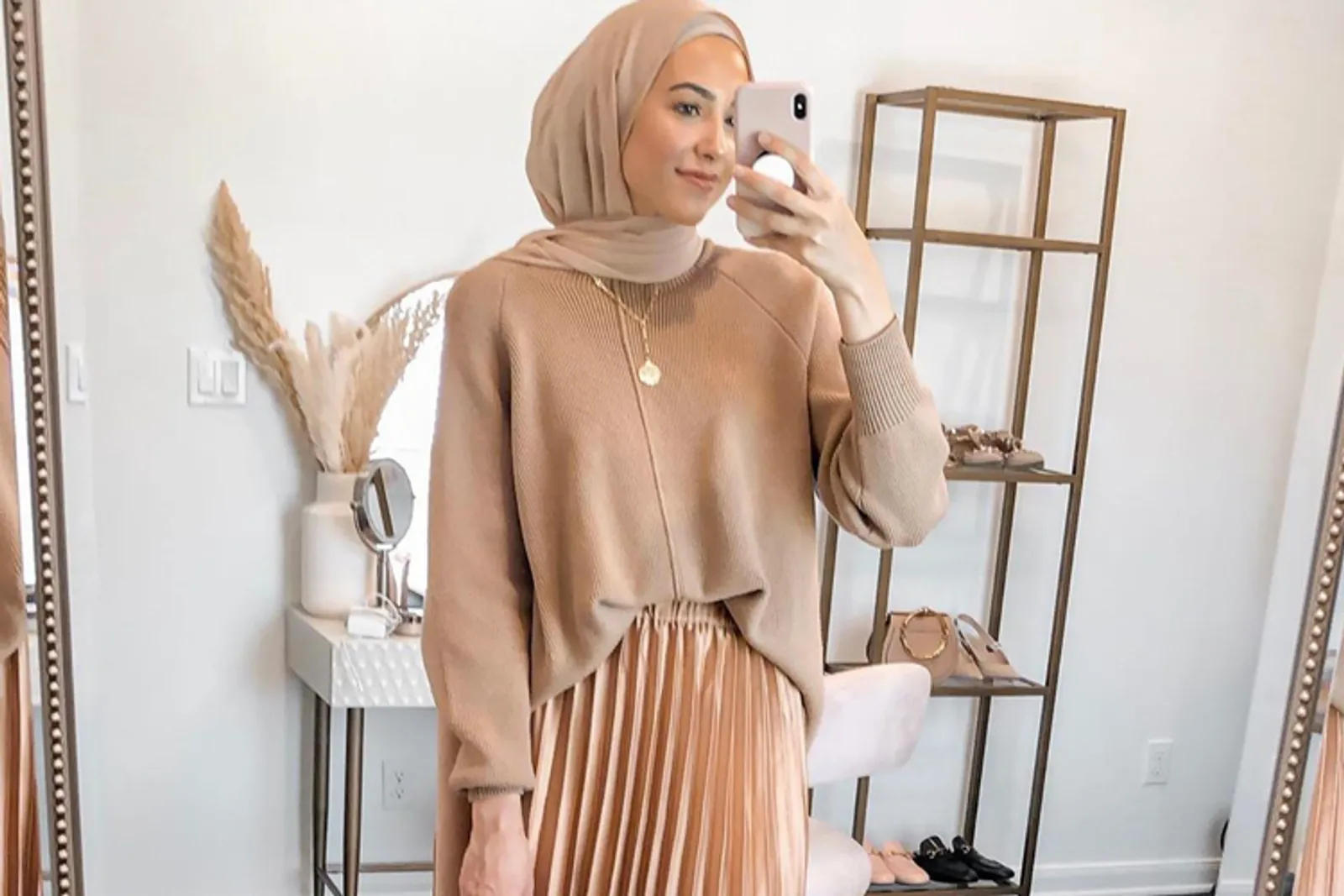 Padu Padan Hijab dan Tunik Warna Khaki