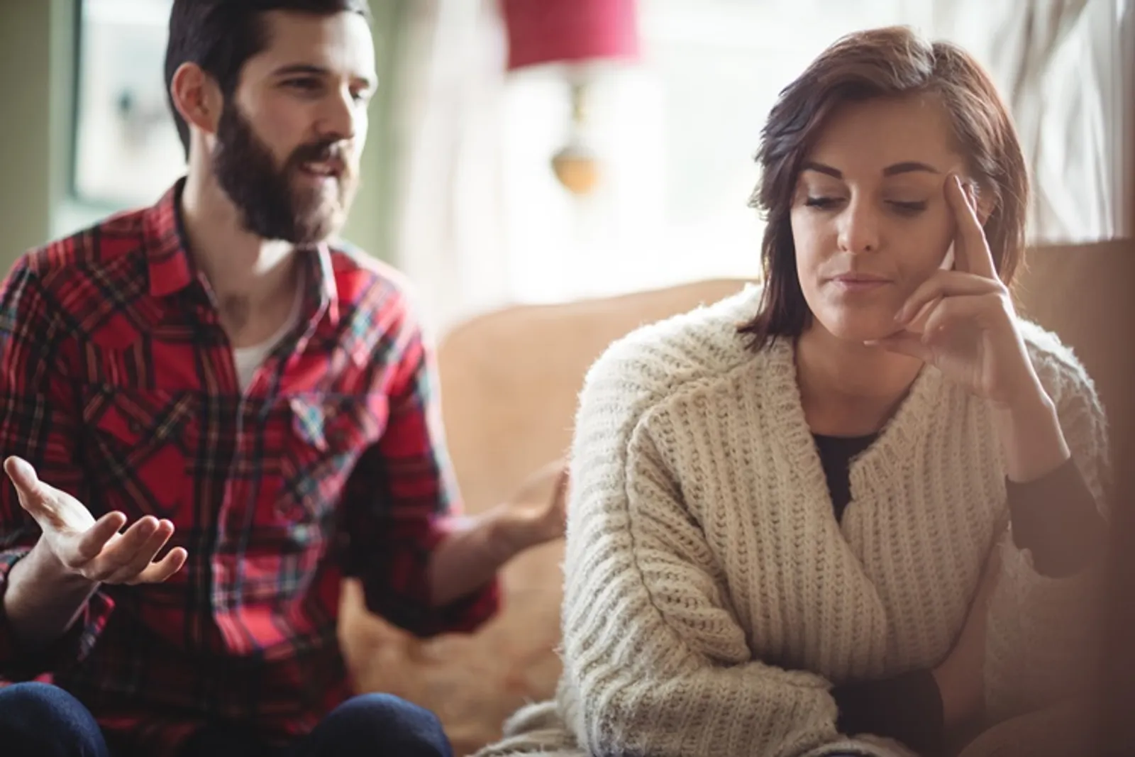 6 Cara Menghadapi Pasangan yang Selalu Mengungkit Masa Lalu
