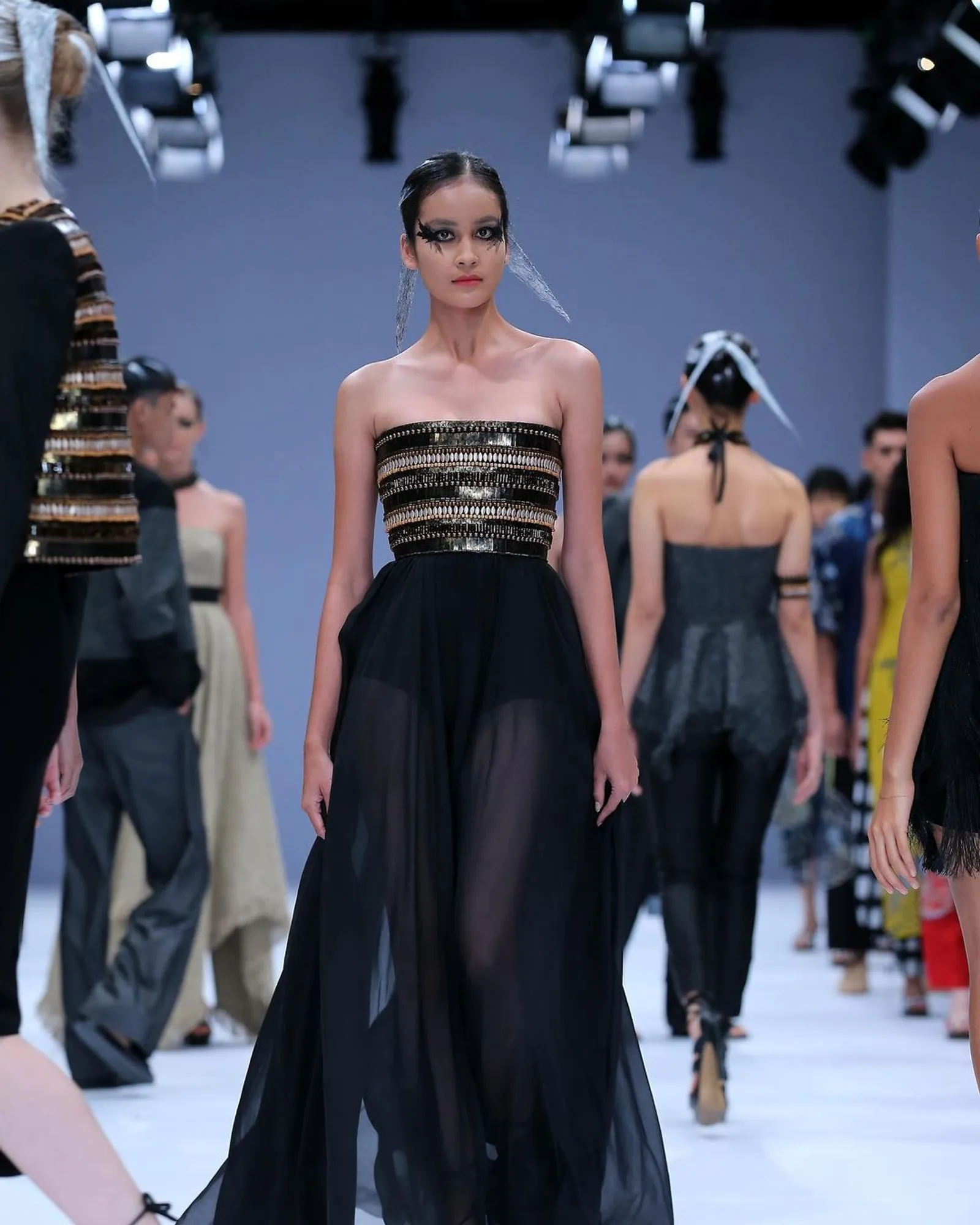 10 Show Terbaik di Jakarta Fashion Week 2021 & Tribute Barli Asmara