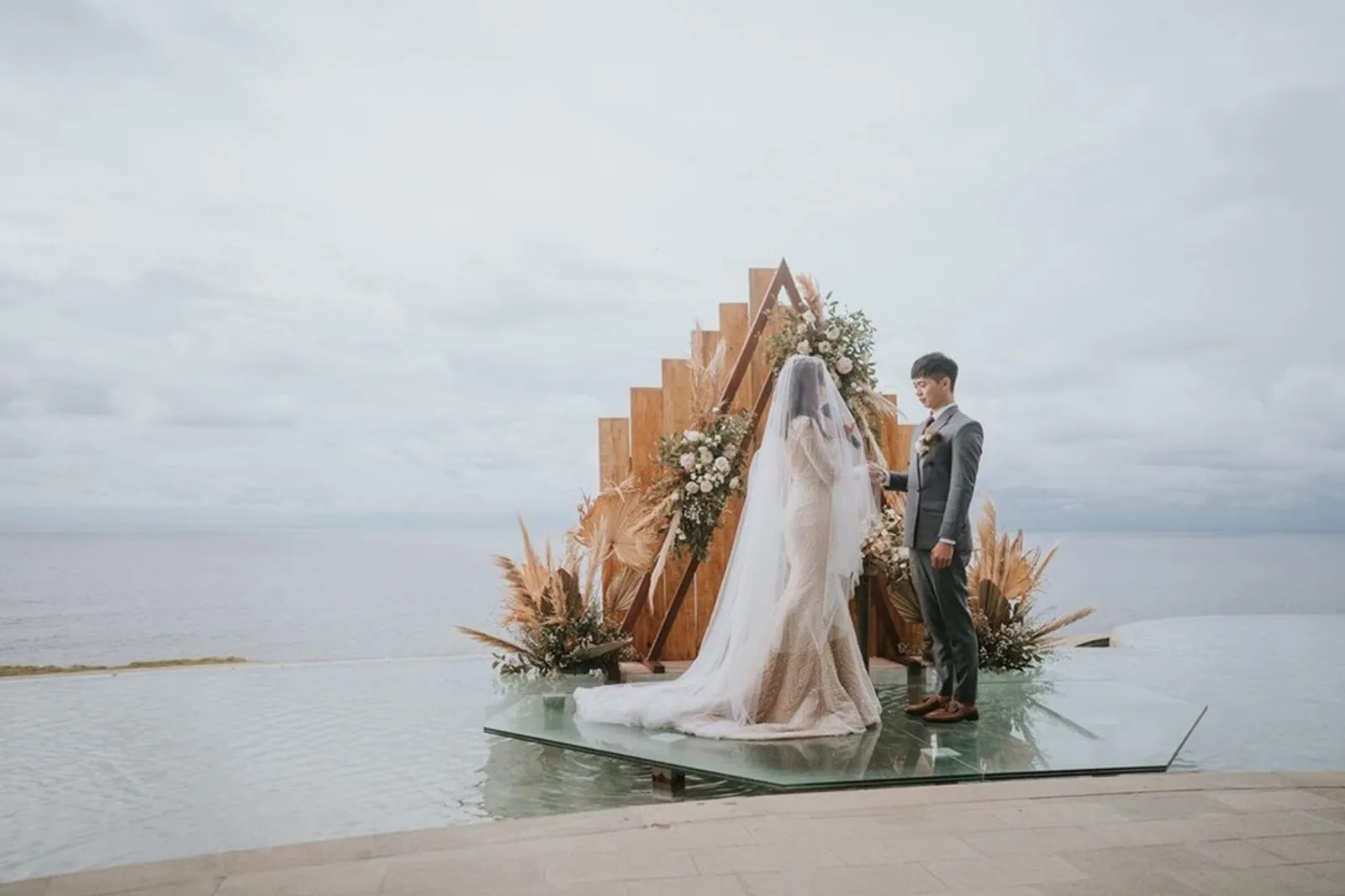 Romantis! 9 Fakta Pernikahan Steffy Eks ‘Cherrybelle' di Tepi Laut
