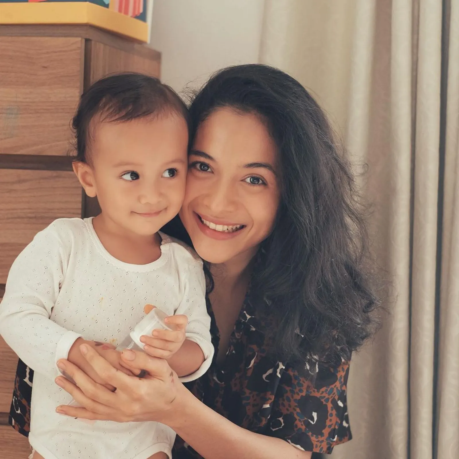 Pesona 10 Mama Muda Indonesia, Makin Menawan Sambil Gendong Anak