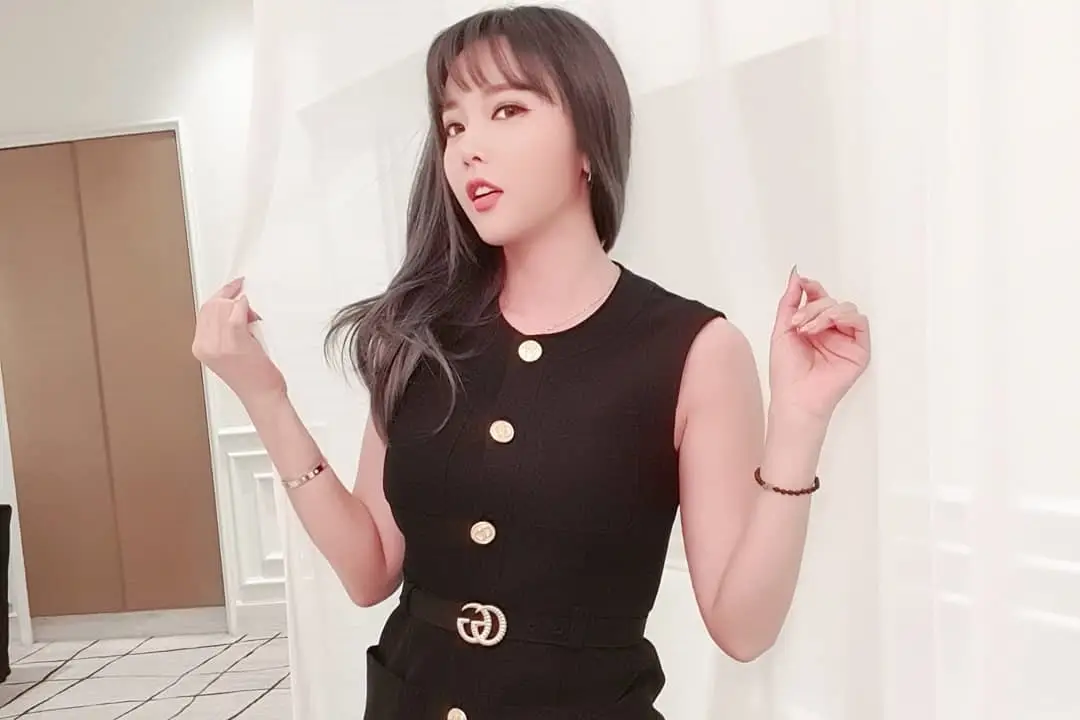 Kasual hingga Sensual, Begini Gaya Hong Jin Young di Media Sosial