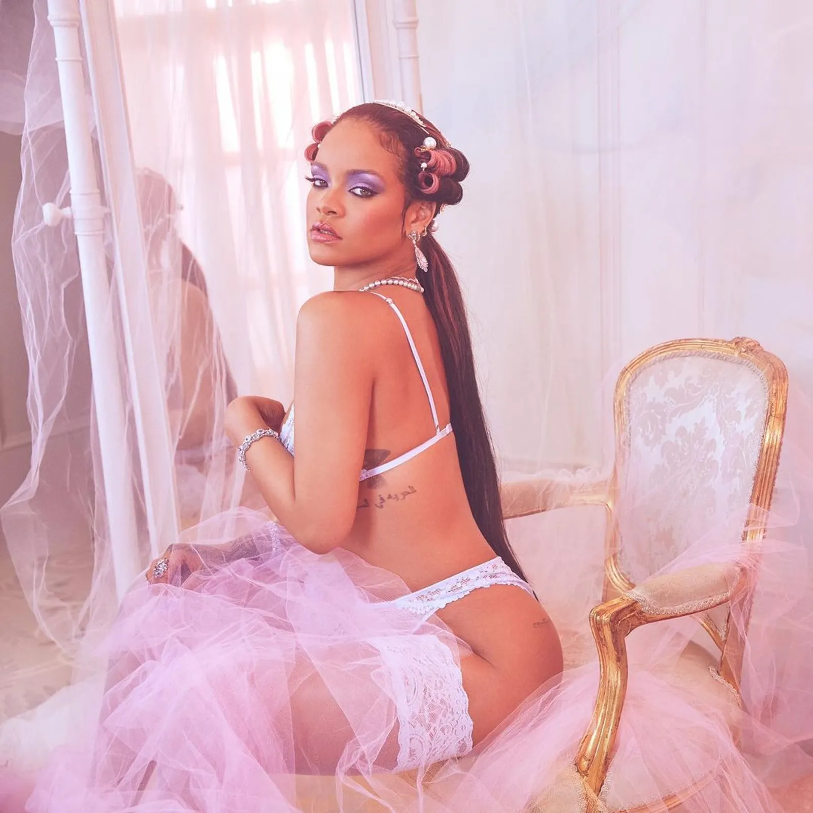 Semakin Seksi, Intip Pemotretan Pakaian Dalam Rihanna Setiap Temanya