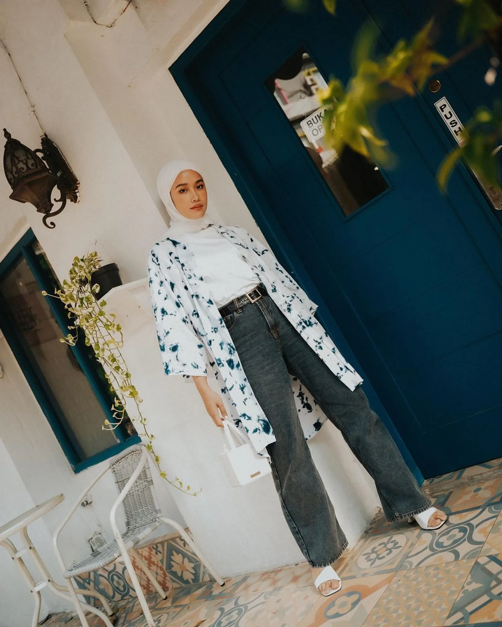 Tips Pakai Celana Jeans untuk Berhijab a La Selebgram Indonesia