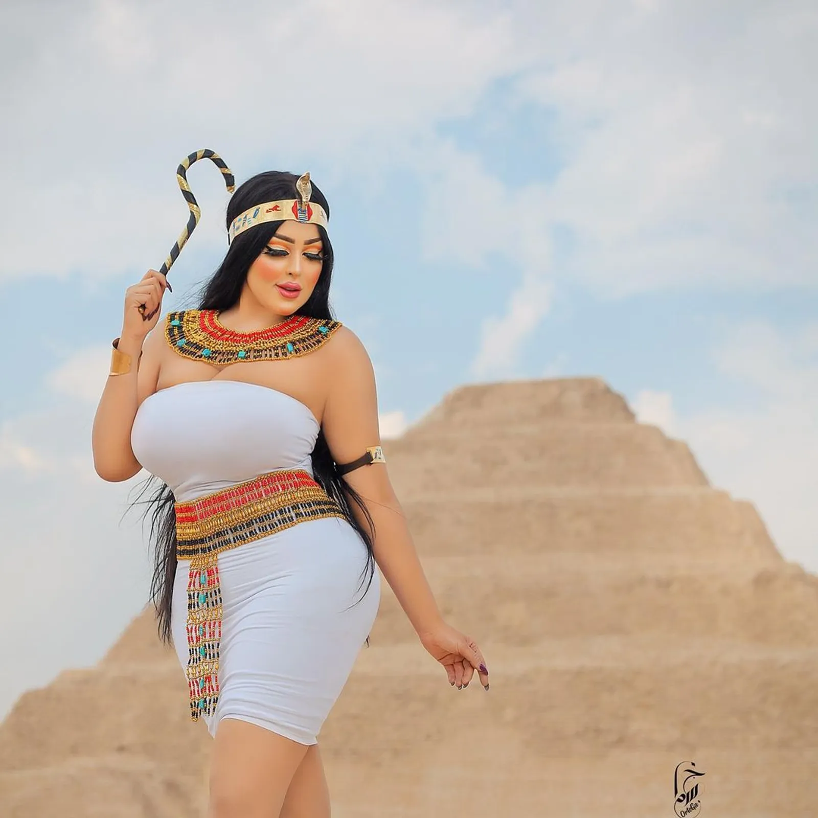 Foto Vulgar di Depan Piramida, Intip Potret Salma Elshimy!