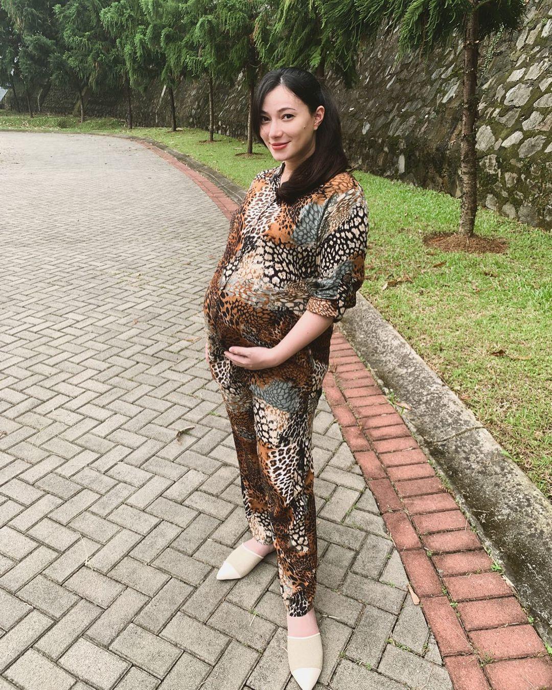 Gaya Seksi Artis Indonesia Pamer Baby Bump, Makin Memesona!