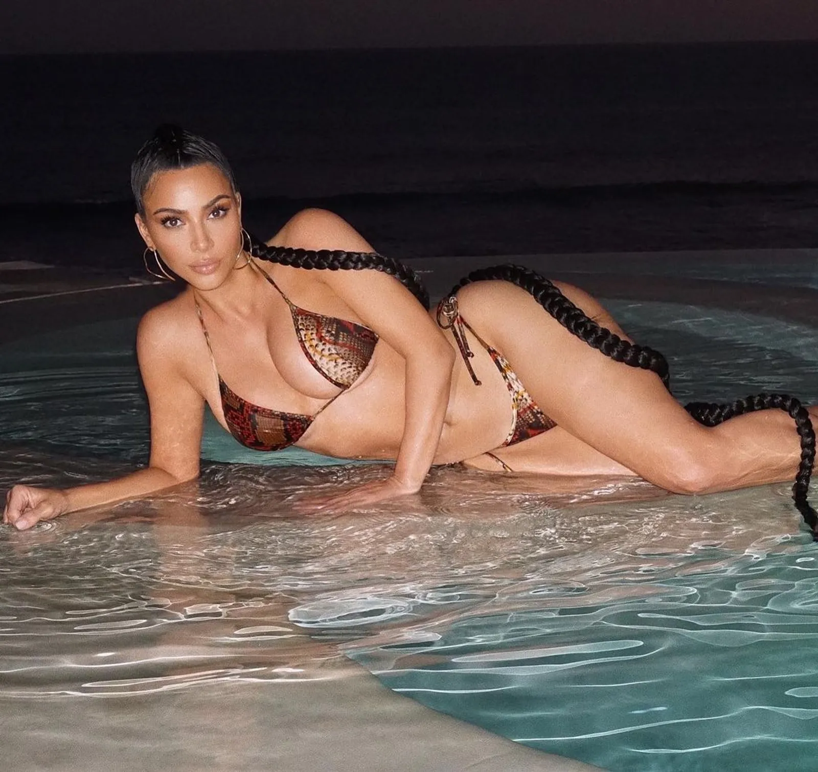 Pakai Bikini Kekecilan, Kim Kardashian West Umbar Buah Dada