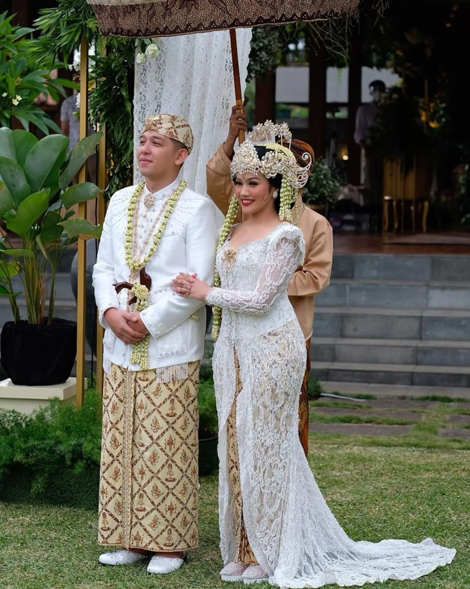Usung Adat Sunda, Ini 7 Foto Pernikahan Yura Yunita dan Donne Maula