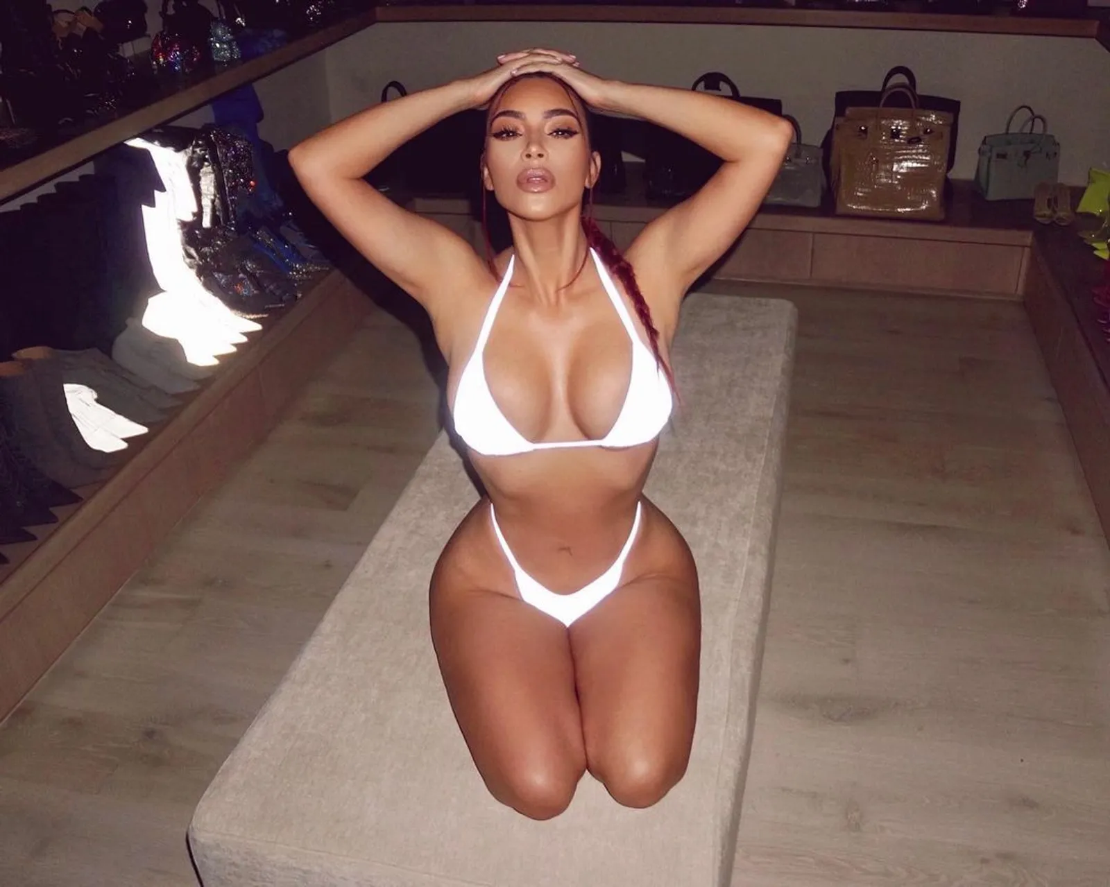 Pakai Bikini Kekecilan, Kim Kardashian West Umbar Buah Dada