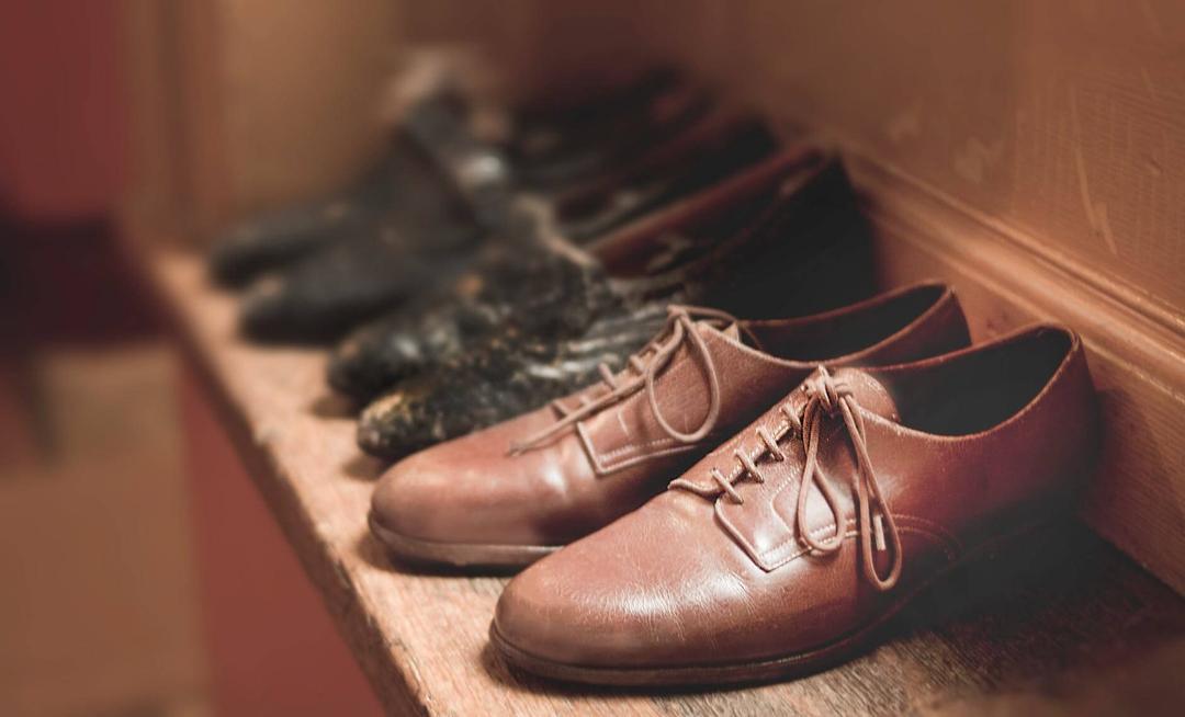 Tips Merawat Sepatu Sesuai Bahan Saat Musim Hujan