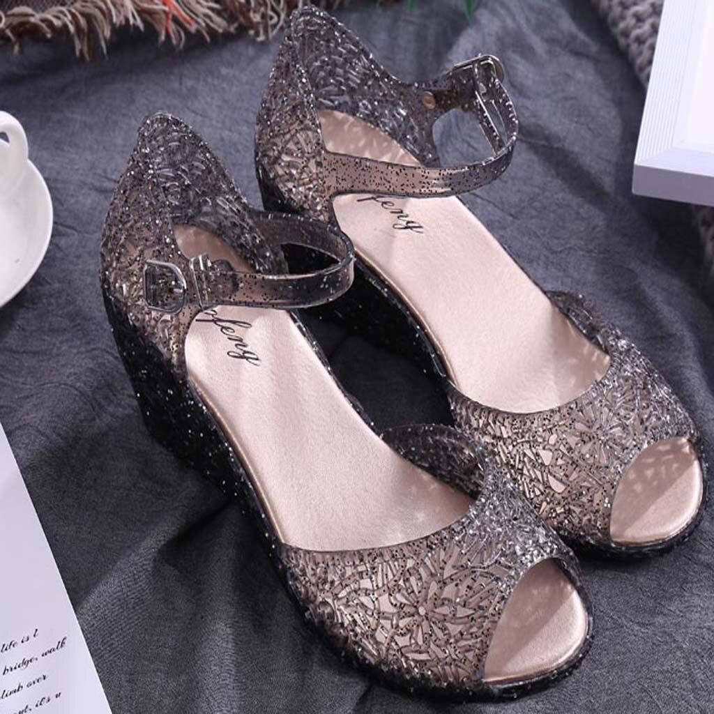 Tips Merawat Sepatu Sesuai Bahan Saat Musim Hujan