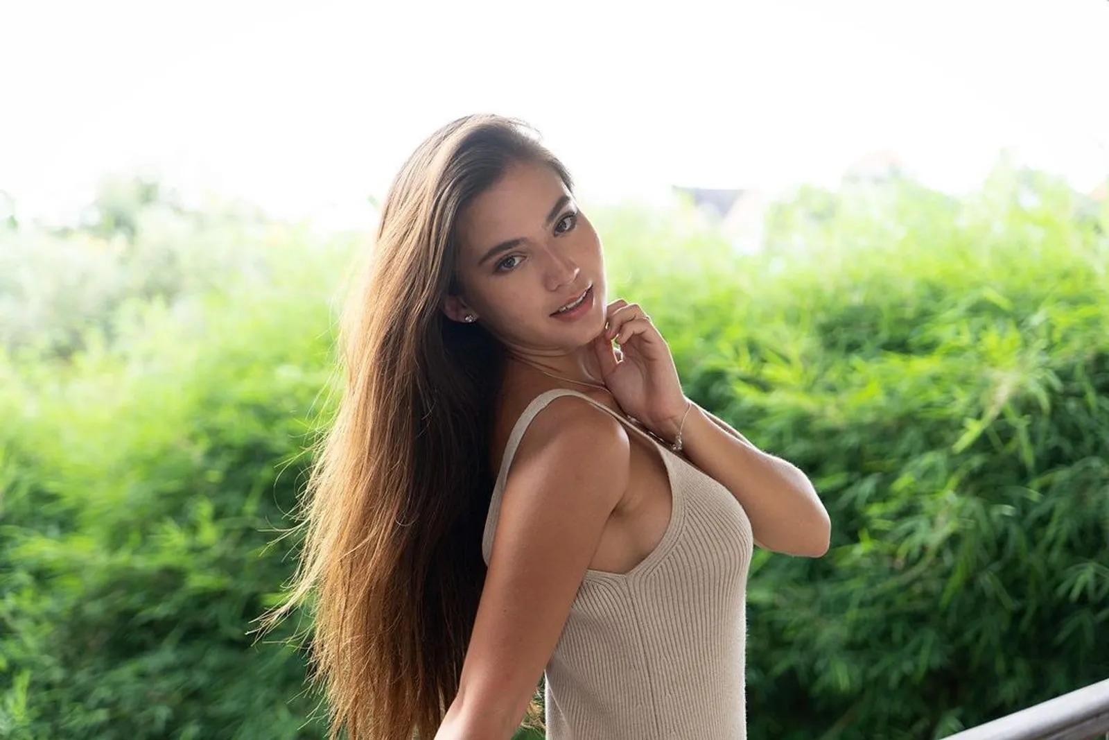 Potret Seksi Karen Nijsen, Model yang Berani Cium Mesra Gading Marten
